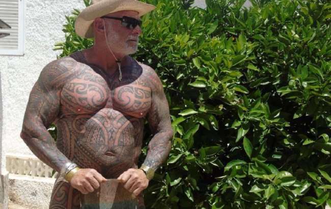 60-летний бодибилдер за год покрыл все свое тело татуировками (15 фото)