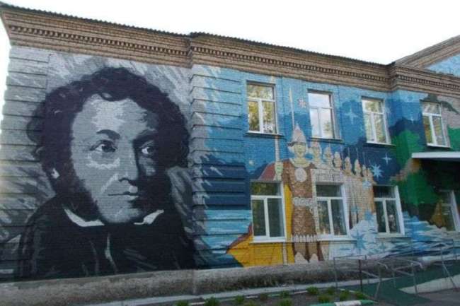 Школу в Раменском районе расписали портретами Пушкина и Толстого (3 фото)