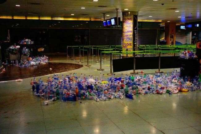 Горы мусора в аэропорту Ибицы (8 фото)