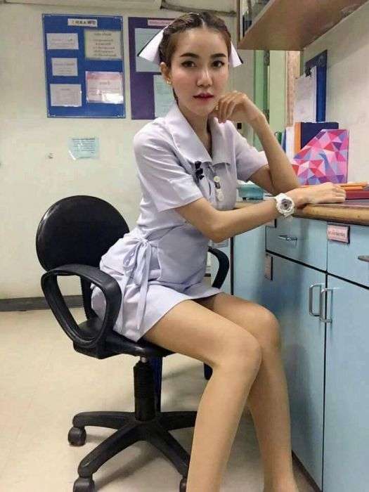 В Таиланде медсестре пришлось уволиться из-за короткой юбки (10 фото)
