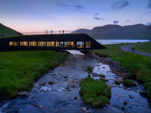 Необычное здание-мост построили на Фарерских островах (7 фото)