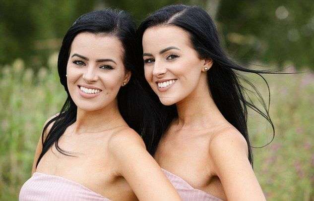 Идентичные близняшки-стюардессы ведут идентичные жизни (13 фото)