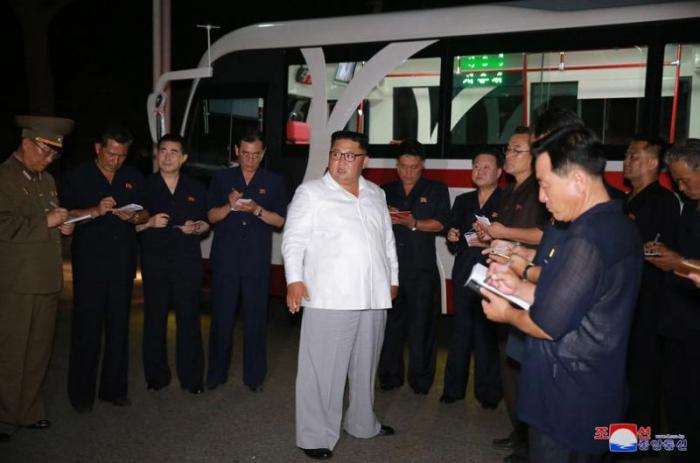 Ким Чен Ын лично инспектирует троллейбус и трамвай (14 фото)