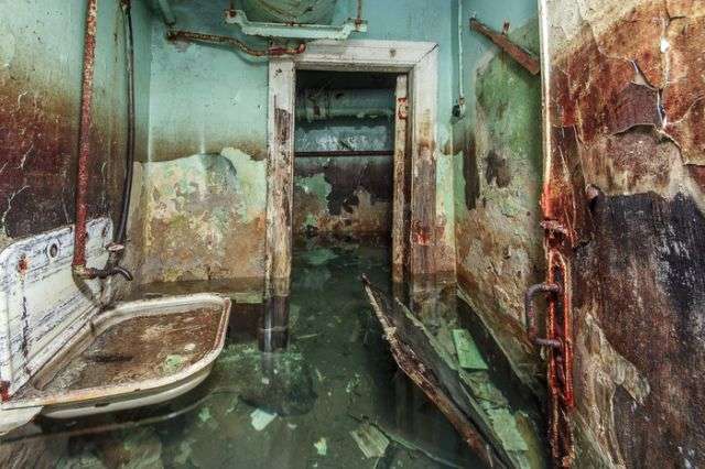 Необычное советское бомбоубежище, заброшенное много лет (13 фото)