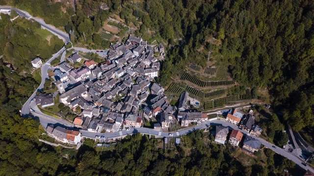 Город в Италии заплатит 10 тыс. долларов тому, кто туда переедет жить и родит ребёнка (6 фото)