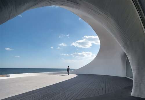 Подземный музей, построенный внутри песчаной дюны (15 фото)