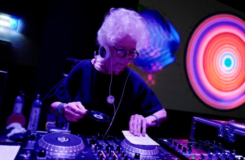80-летняя бабуля-диджей зажигает на клубных вечеринках