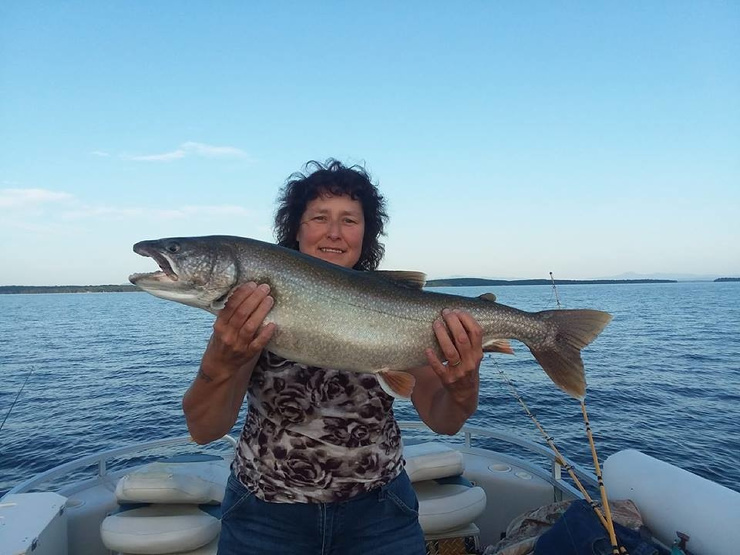 Американка поймала на озере в штате Нью-Йорк уникальную рыбу ❘ фото