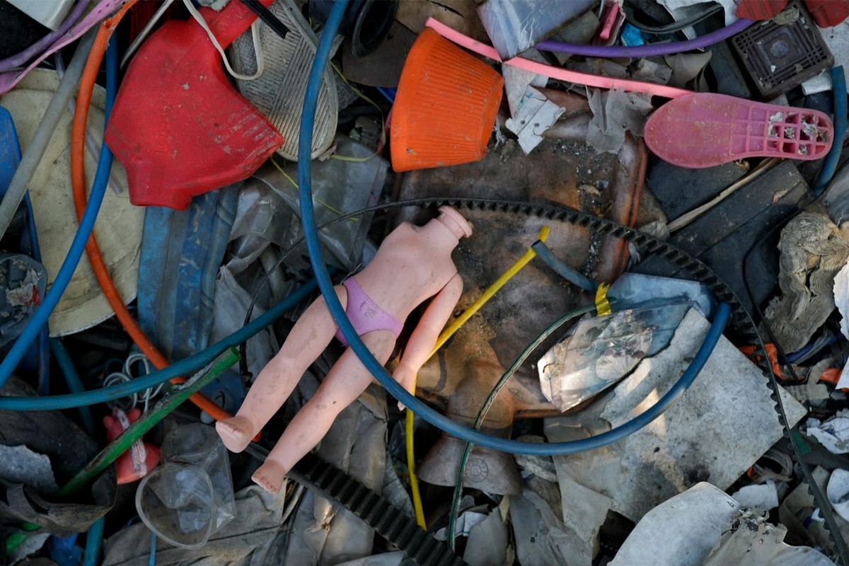 Жители индонезийской деревни выживают за счет импортного мусора