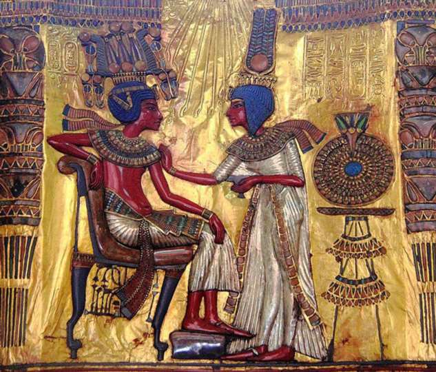 Как супруг Нефертити боролся с богами, традиционной ролью фараона и каноном в искусстве: 20 лет бунта Эхнатона