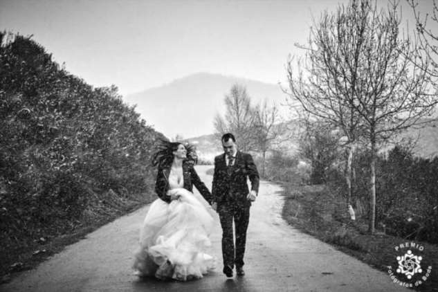 Атмосферные и трогательные свадебные фотографии (16 фото)