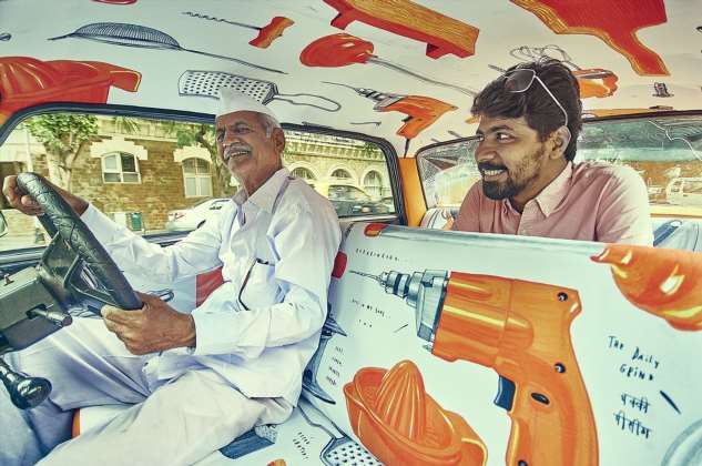 Талантливые дизайнеры из Индии превращают салоны такси в арт-объекты