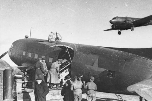 Как советский пассажирский самолет победил 4 немецких асов