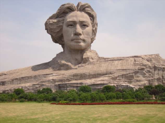 Огромная голова молодого Мао (10 фото)