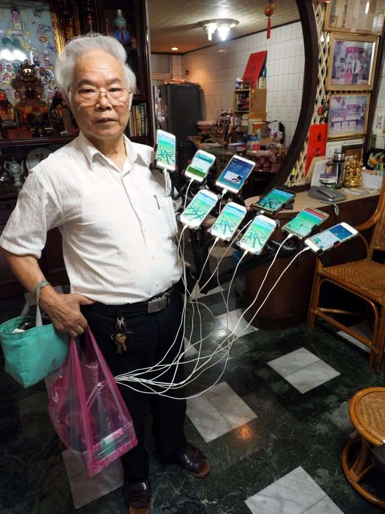 Поймай их всех: 70-летний тайванец круглосуточно ловит покемонов на 11 смартфонов
