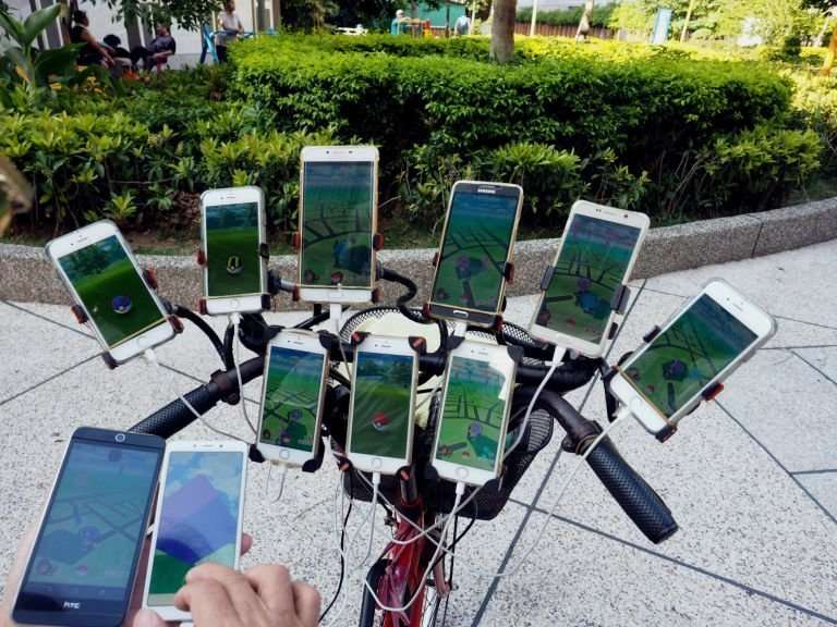 Поймай их всех: 70-летний тайванец круглосуточно ловит покемонов на 11 смартфонов